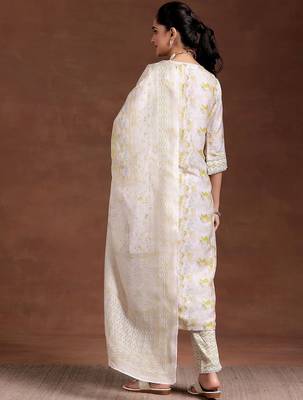 women ethnic motifs printed regular kurta with trousers & with dupatta 4