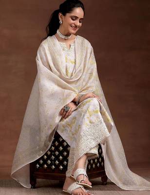 women ethnic motifs printed regular kurta with trousers & with dupatta 5