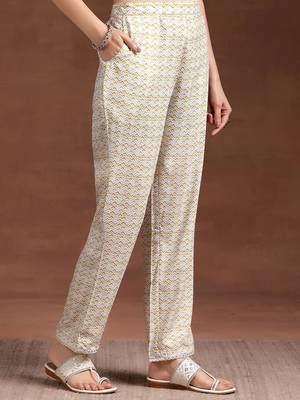 women ethnic motifs printed regular kurta with trousers & with dupatta 7