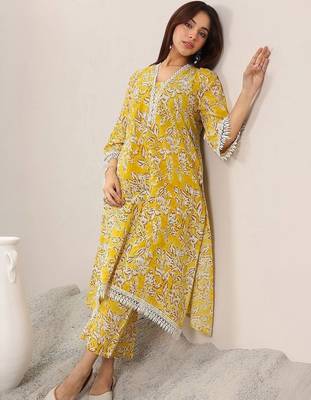 women floral printed regular kurta with trousers 1