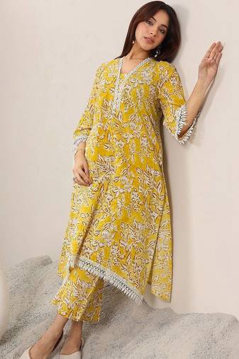 women floral printed regular kurta with trousers