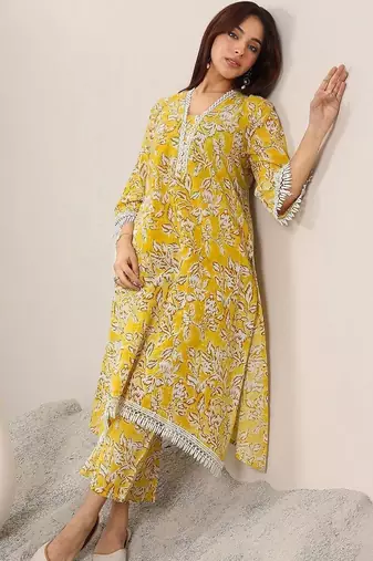 women floral printed regular kurta with trousers