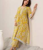 women floral printed regular kurta with trousers