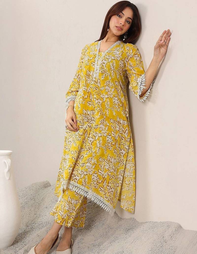 women floral printed regular kurta with trousers