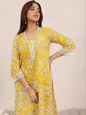 women floral printed regular kurta with trousers 2