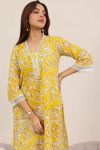 women floral printed regular kurta with trousers