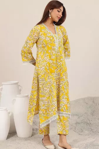 women floral printed regular kurta with trousers