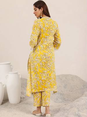 women floral printed regular kurta with trousers 5