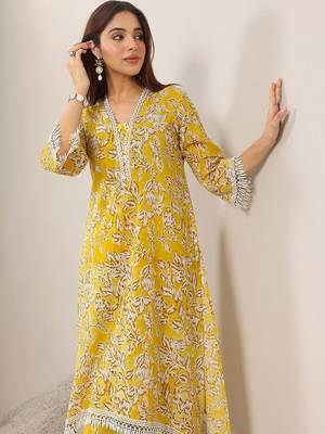 women floral printed regular kurta with trousers 7