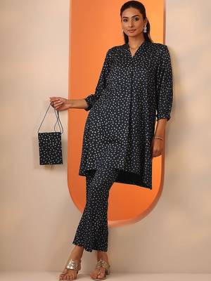 women ethnic motifs printed regular kurta with trousers 1