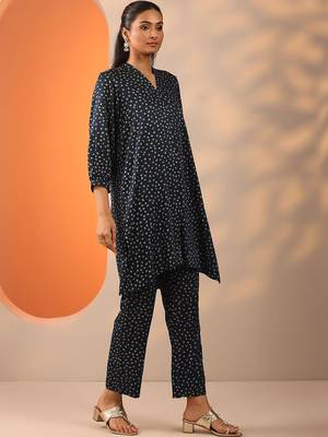 women ethnic motifs printed regular kurta with trousers 2