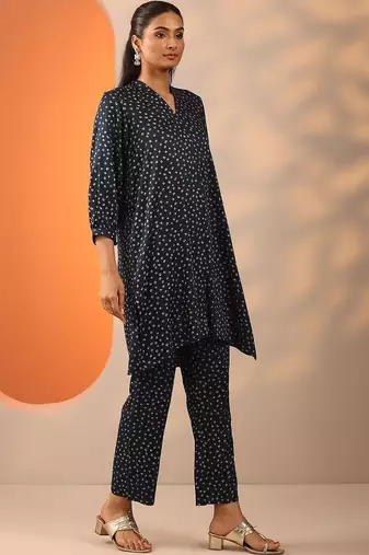 women ethnic motifs printed regular kurta with trousers