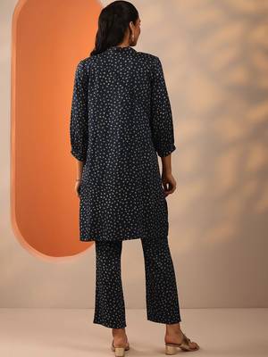 women ethnic motifs printed regular kurta with trousers 5