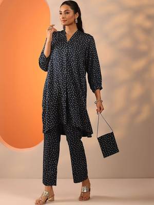 women ethnic motifs printed regular kurta with trousers 7