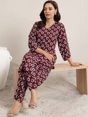 women ethnic motifs printed regular kurta with trousers 5