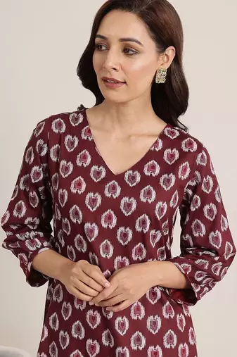 women ethnic motifs printed regular kurta with trousers