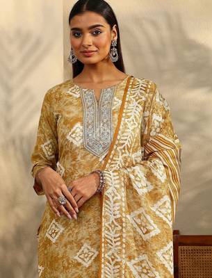women ethnic motifs printed regular thread work kurta with trousers & with dupatta 2