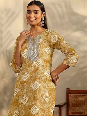 women ethnic motifs printed regular thread work kurta with trousers & with dupatta 7