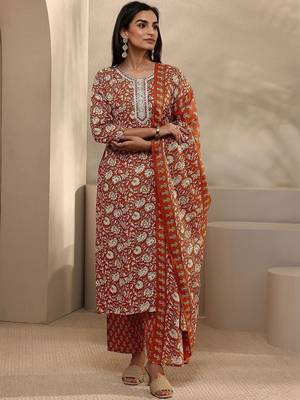 women floral printed regular thread work kurta with trousers & with dupatta 2