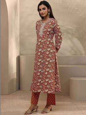 women floral printed regular thread work kurta with trousers & with dupatta 3