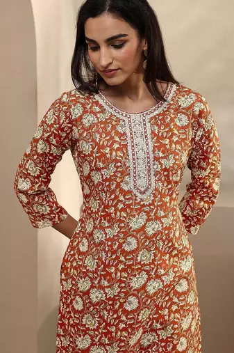 women floral printed regular thread work kurta with trousers & with dupatta