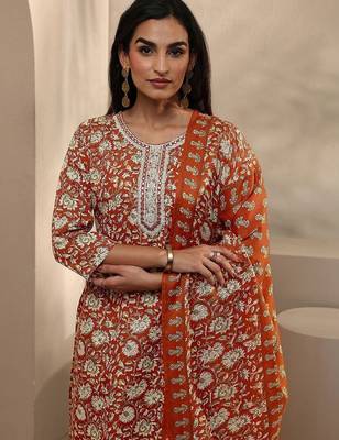 women floral printed regular thread work kurta with trousers & with dupatta 6