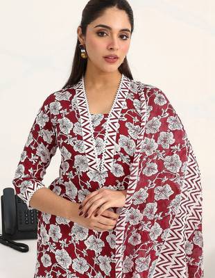 women floral printed regular kurta with trousers & with dupatta 4