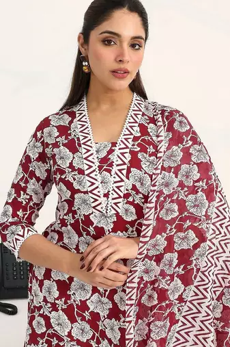 women floral printed regular kurta with trousers & with dupatta