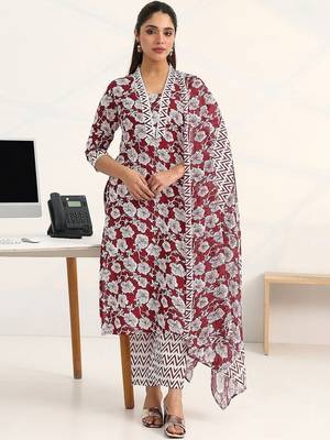 women floral printed regular kurta with trousers & with dupatta 5