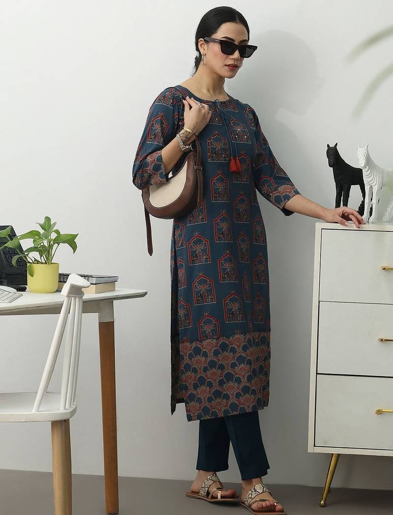 women ethnic motifs printed regular kurta with trousers