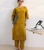women ethnic motifs printed regular kurta with trousers