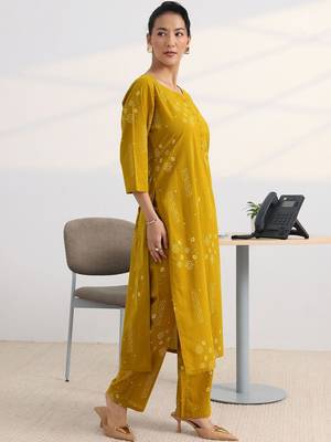 women ethnic motifs printed regular kurta with trousers 2