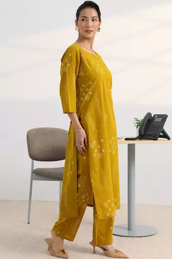 women ethnic motifs printed regular kurta with trousers