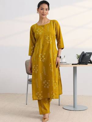 women ethnic motifs printed regular kurta with trousers 3