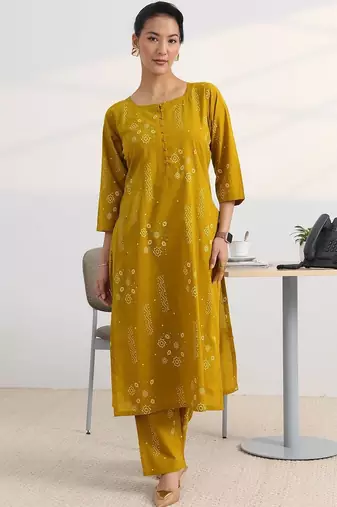 women ethnic motifs printed regular kurta with trousers