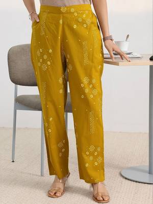 women ethnic motifs printed regular kurta with trousers 4