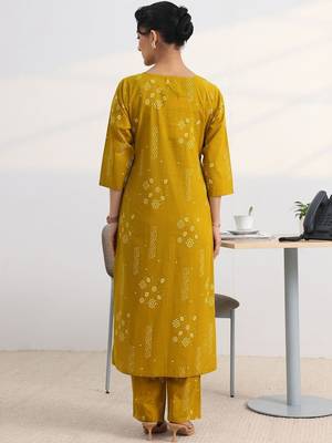 women ethnic motifs printed regular kurta with trousers 5