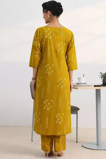 women ethnic motifs printed regular kurta with trousers