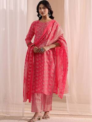 women ethnic motifs printed regular kurta with trousers & with dupatta 5