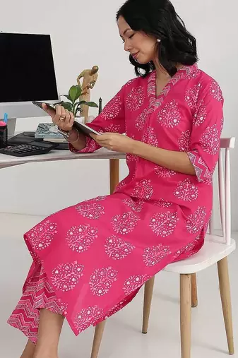 women ethnic motifs printed pleated kurta with trousers