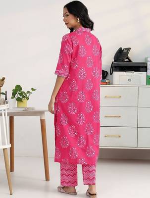 women ethnic motifs printed pleated kurta with trousers 2