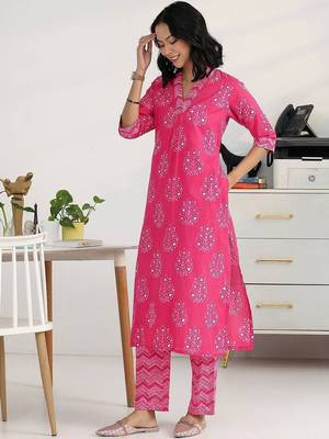 women ethnic motifs printed pleated kurta with trousers 3