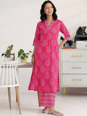 women ethnic motifs printed pleated kurta with trousers 4