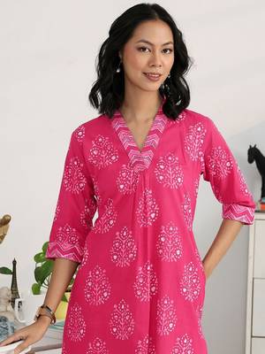 women ethnic motifs printed pleated kurta with trousers 5