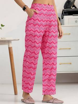 women ethnic motifs printed pleated kurta with trousers 6