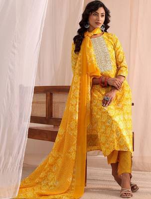 women ethnic motifs printed regular kurta with trousers & with dupatta 1