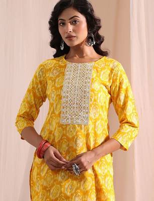 women ethnic motifs printed regular kurta with trousers & with dupatta 2