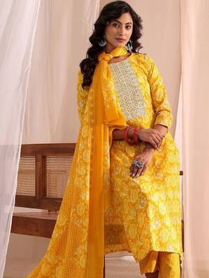 women ethnic motifs printed regular kurta with trousers & with dupatta 3