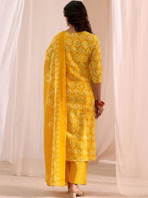 women ethnic motifs printed regular kurta with trousers & with dupatta 5