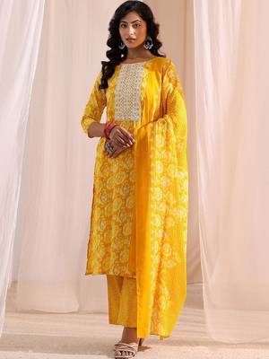 women ethnic motifs printed regular kurta with trousers & with dupatta 6